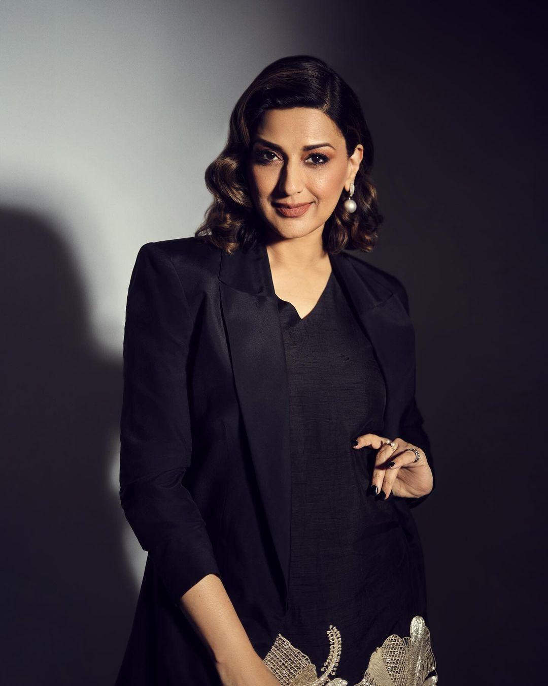  Sonali Bendre faced metastatic cancer with resilience. Diagnosed in 2018, she underwent treatment in New York and later shared her transformative journey, emphasizing the importance of positivity and support during such challenging times