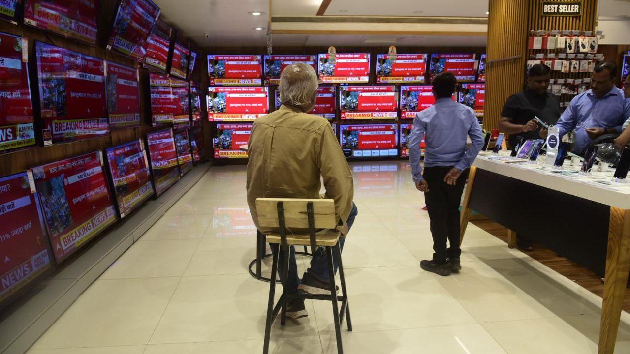 Mumbaikars were spotted watching interim budget on television sets in an electronic goods showroom. Pics/ Atul Kamble
