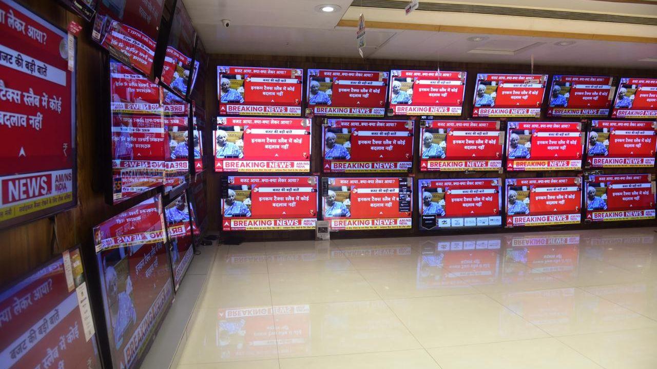 The staff of the store were also seen pausing to take a glance at the Budget telecast. 