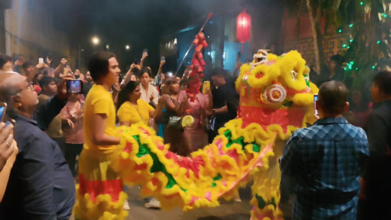 The dance concluded with the dragon climbing up the stairs of the temple, and returning to greet the audience again as members of the community wished each other a 'Happy New Year'. 