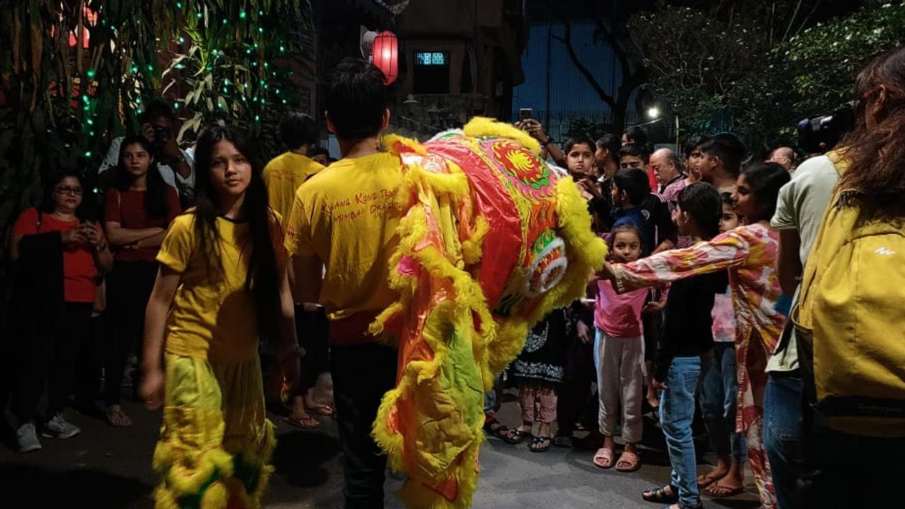 While Peter Paul Liu (with the dragon costume) beat the drums to start the celebration, other members of the community put on the dragon suit and danced on the street to a loud cheer from onlookers who were immediately mesmerised. 