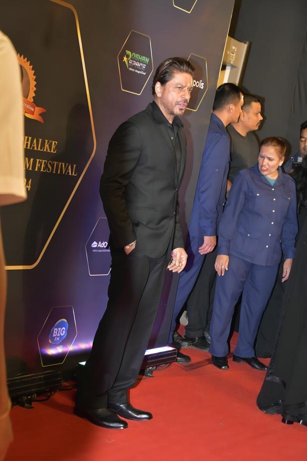 Shah Rukh Khan made his first appearance at an award show this year. King Khan chose to walk the red carpet in a dapper black suit. The actor looked dashing in a well-tailored black suit as he walked the red carpet, charming everyone with his charismatic presence (as per usual). 