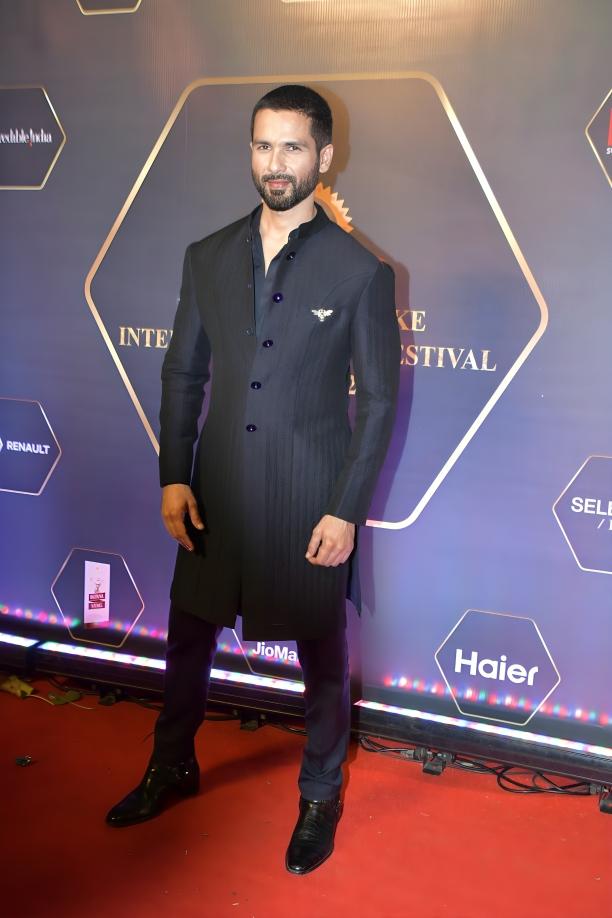 King Khan and Shahid Kapoor opted for a similar colour palette, but Shahid chose to go with a more traditional look. He wore a kurta that resembled a classic sherwani and paired it with trousers.