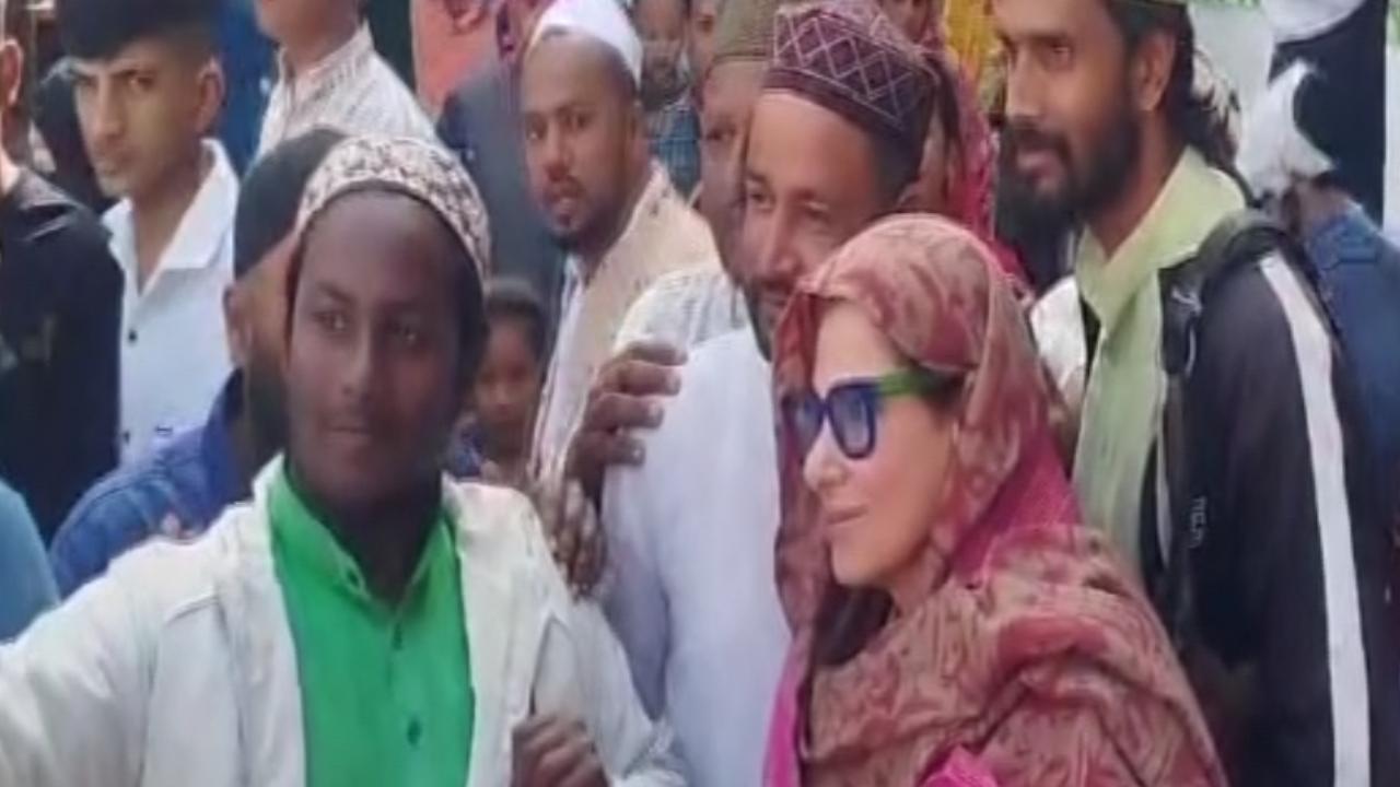 Dimple Kapadia seeks blessings at Ajmer Sharif, see pics