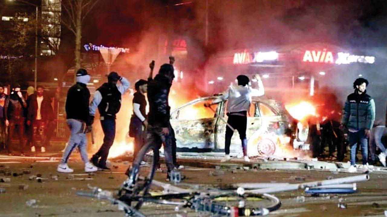 Eritrean rioters torch cop cars in the Netherlands