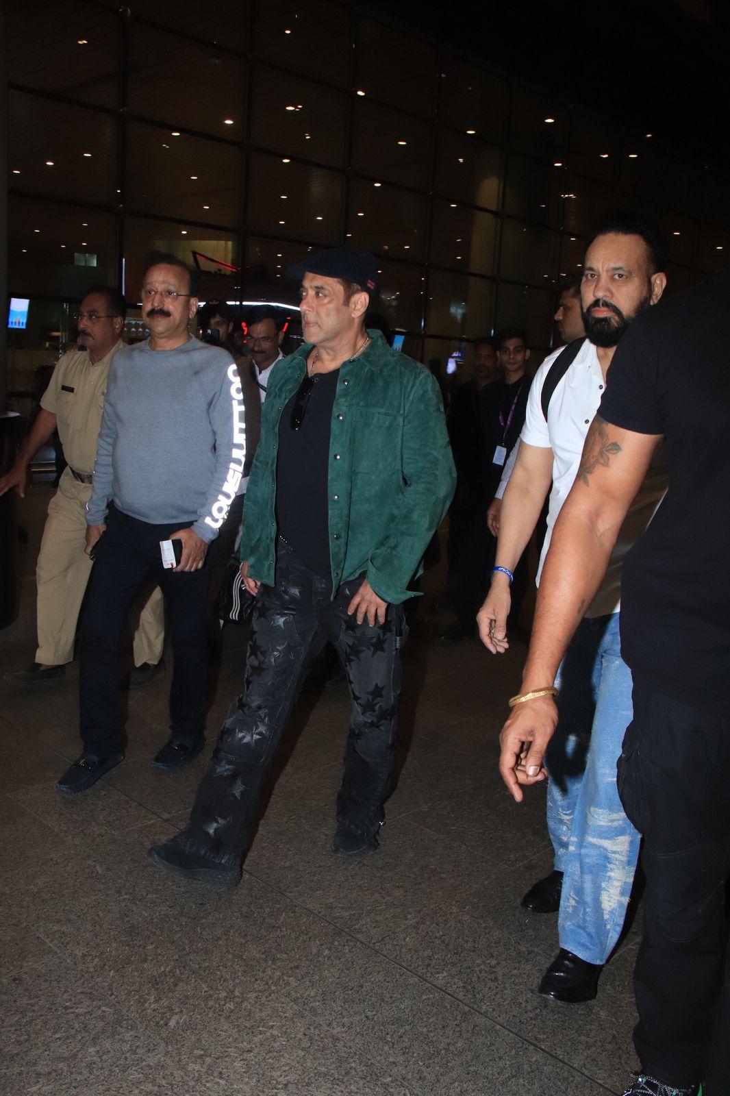 Bhaijaan Salman Khan aced his look as he was clicked at the airport
