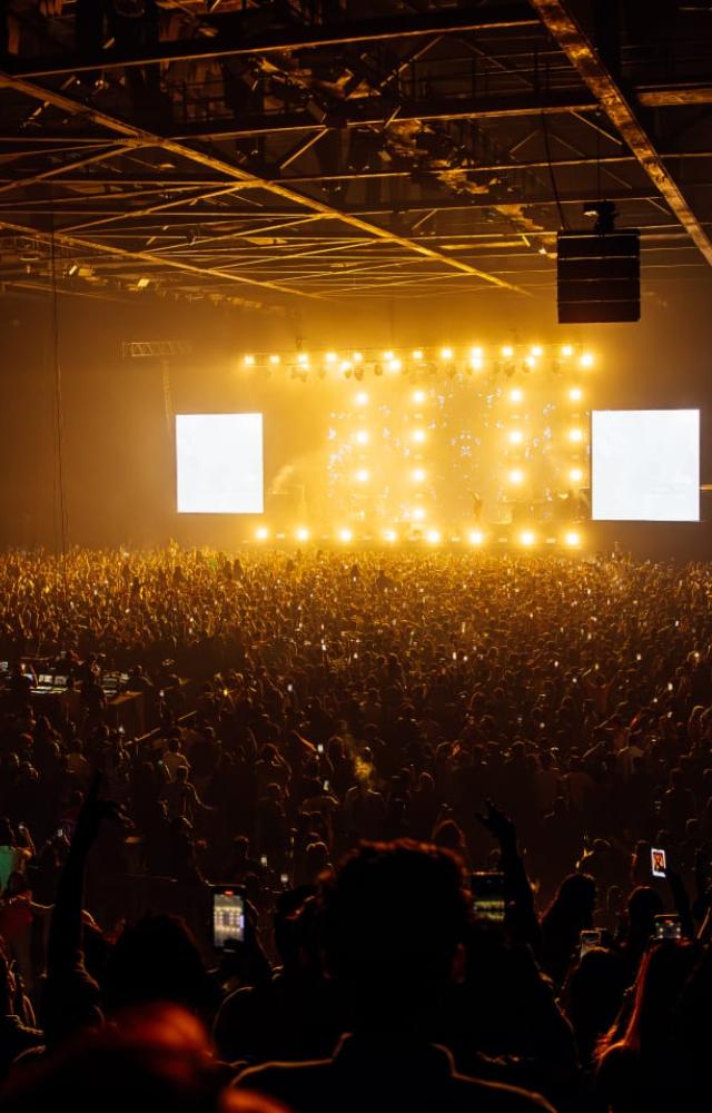The show had a nightclub vibe, which matched G-Eazy`s frenetic energy, featured 22 songs for the 90 minutes set