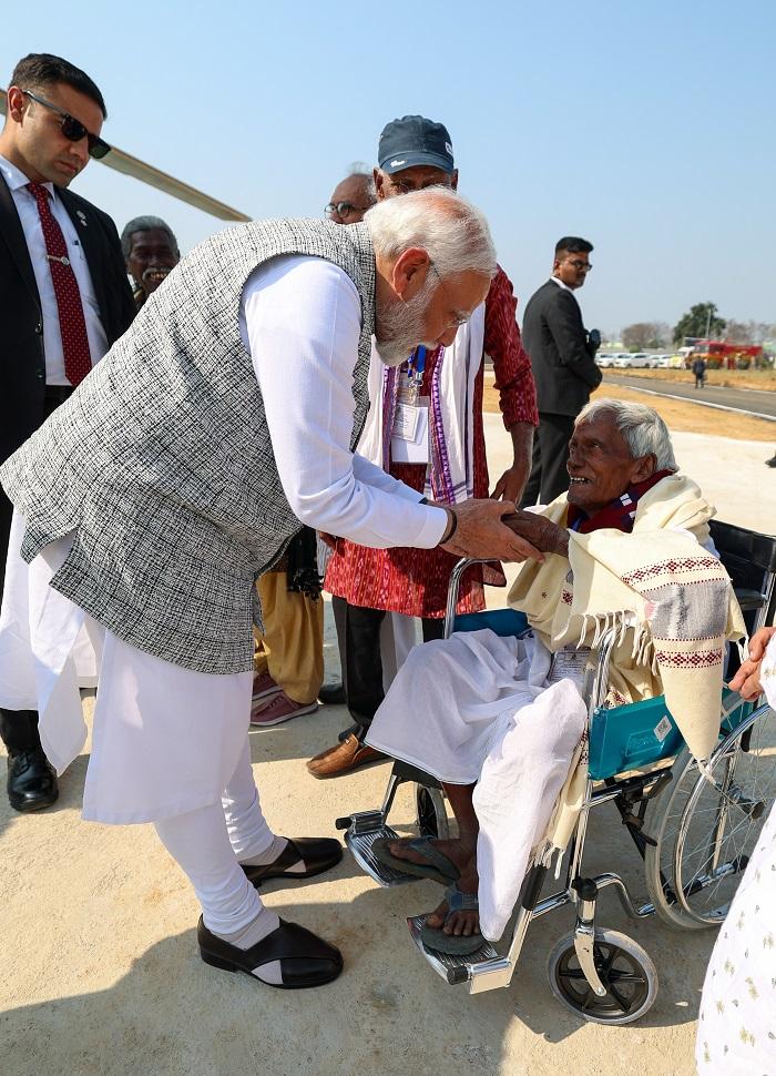 The Prime Minister said that it was a privilege to meet Krishna Patel, a celebrated Sambalpuri folk singer, whom the Government of India had conferred the Padma Shri in 2023