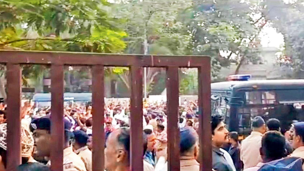 Mumbai: 1,000 booked for causing chaos outside Ghatkopar police station