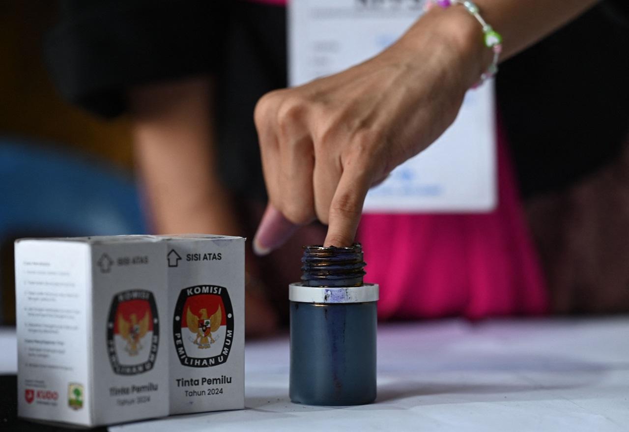 A fierce thunderstorm flooded several streets of Jakarta at dawn Wednesday. Last week, damage from heavy rains in Central Java's Demak regency prompted the postponement of the election in 10 villages