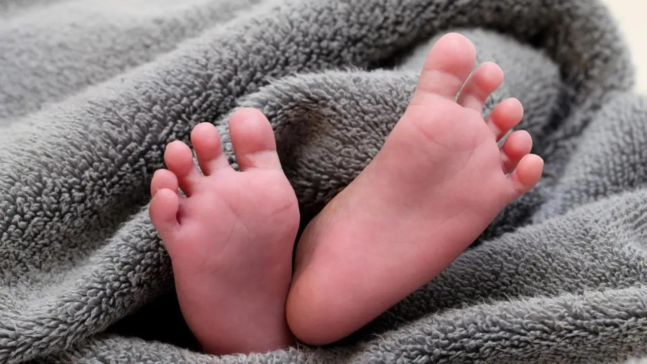 Navi Mumbai woman goes into labour on local train, cops rush her to hospital for safe delivery