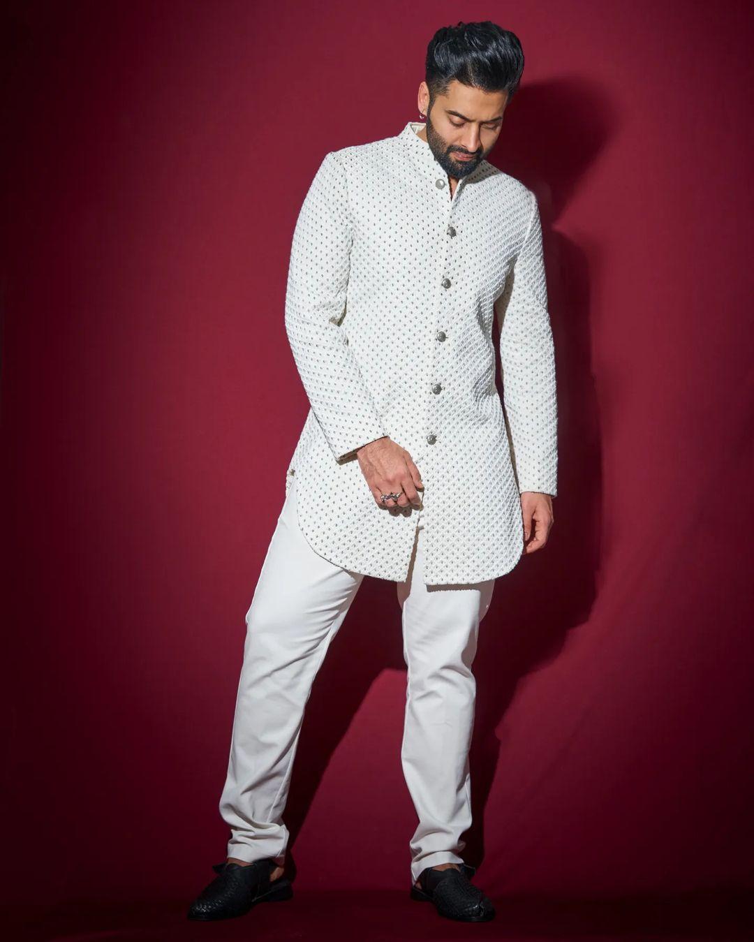 Jackky looked dashing in an all-white kurta with subtle detailing and plain pyjamas