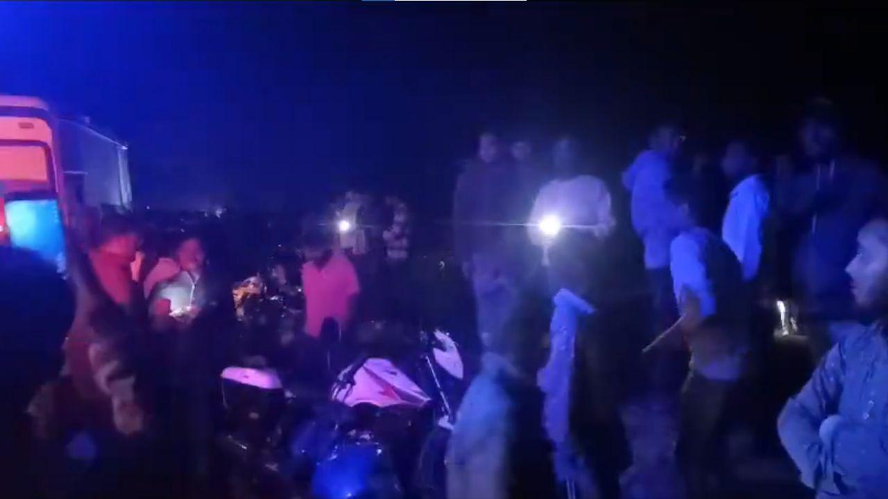 Jamtara Sub Divisional Officer (SDO) Anant Kumar provided additional details, explaining that the incident occurred when passengers disembarked near Kalajharia railway crossing and were subsequently struck by another train.