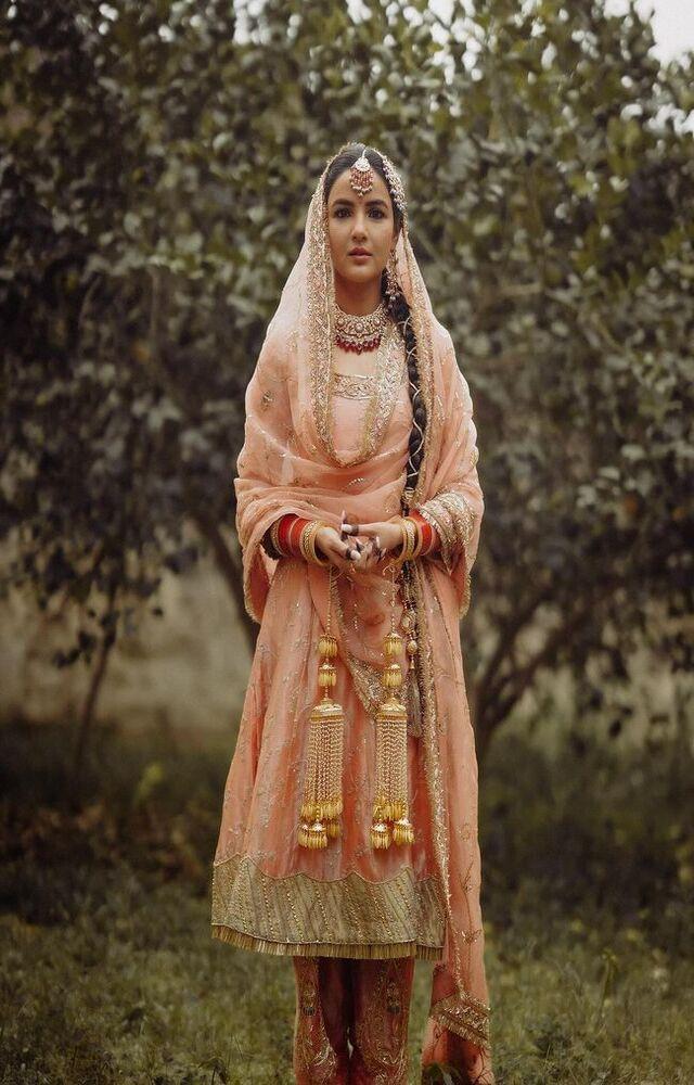 The ‘Dil Se Dil Tak’ star dropped a series of pictures wearing a peach salwar suit with golden embroidery
