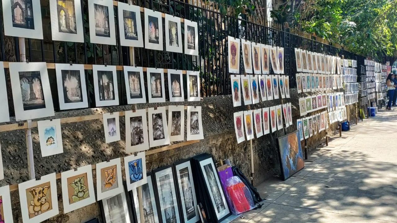 Unlike the bigger and well-known artists, these artists price their artwork at reasonable prices, which is also why many people are able to get access to them. While they start as low as Rs 100, they go all the way up to Rs 1,500 depending on the kind of artworks the customer needs. They not only draw scenery but also portraits of famous people, as well as live portraits, commissioned by excited tourists who come to the area.