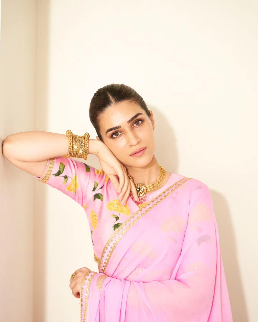 Giving up heavy jewellery, Kriti wore golden bangles and an intricate necklace to finish her look