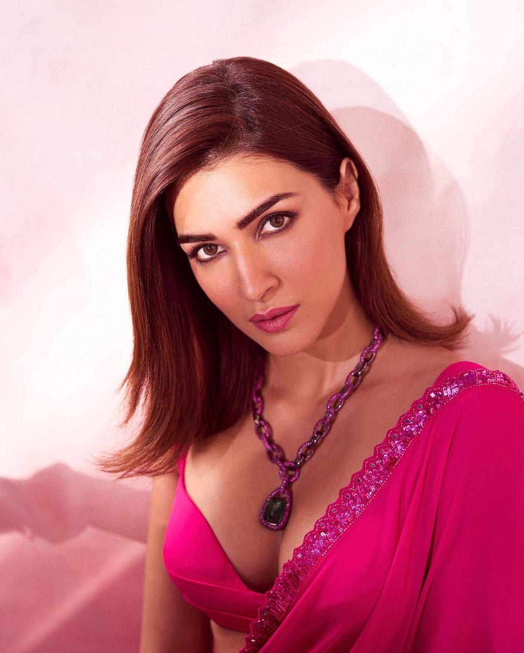 Kriti, keeping her natural beauty as the center of focus, put on nude makeup to enhance her look