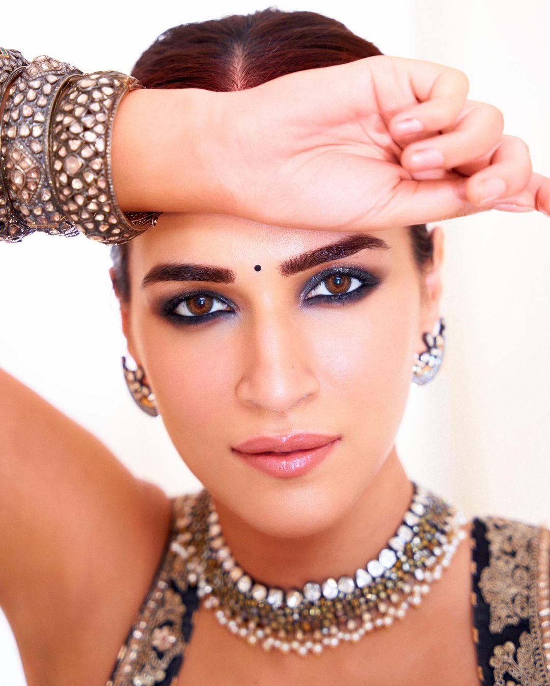 Kriti put on smokey eye makeup and paired intricate jewelry to finish her look. She tied her hair in a chic bun to elevate her appearance