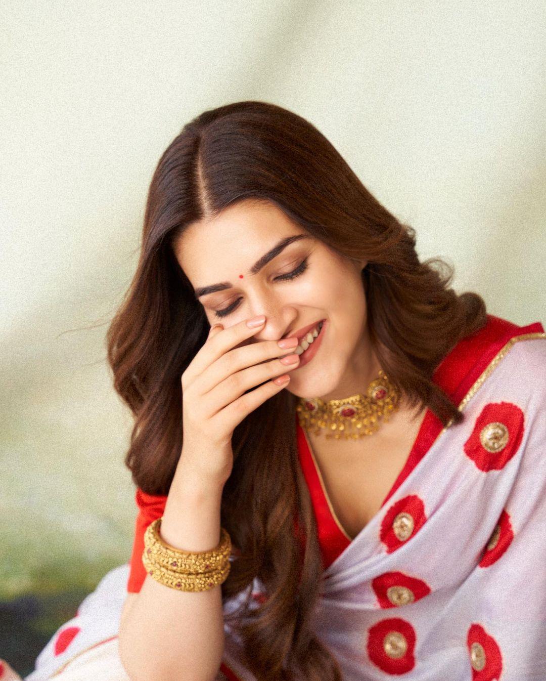 The actress paired her saree with a red blouse. Kriti added gold jewellery to enhance her appearance