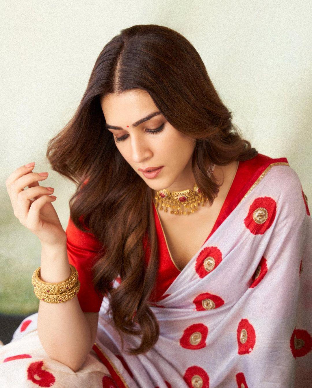 For days when you don't want to wear heavy dresses and too much makeup, this look is perfect for such days