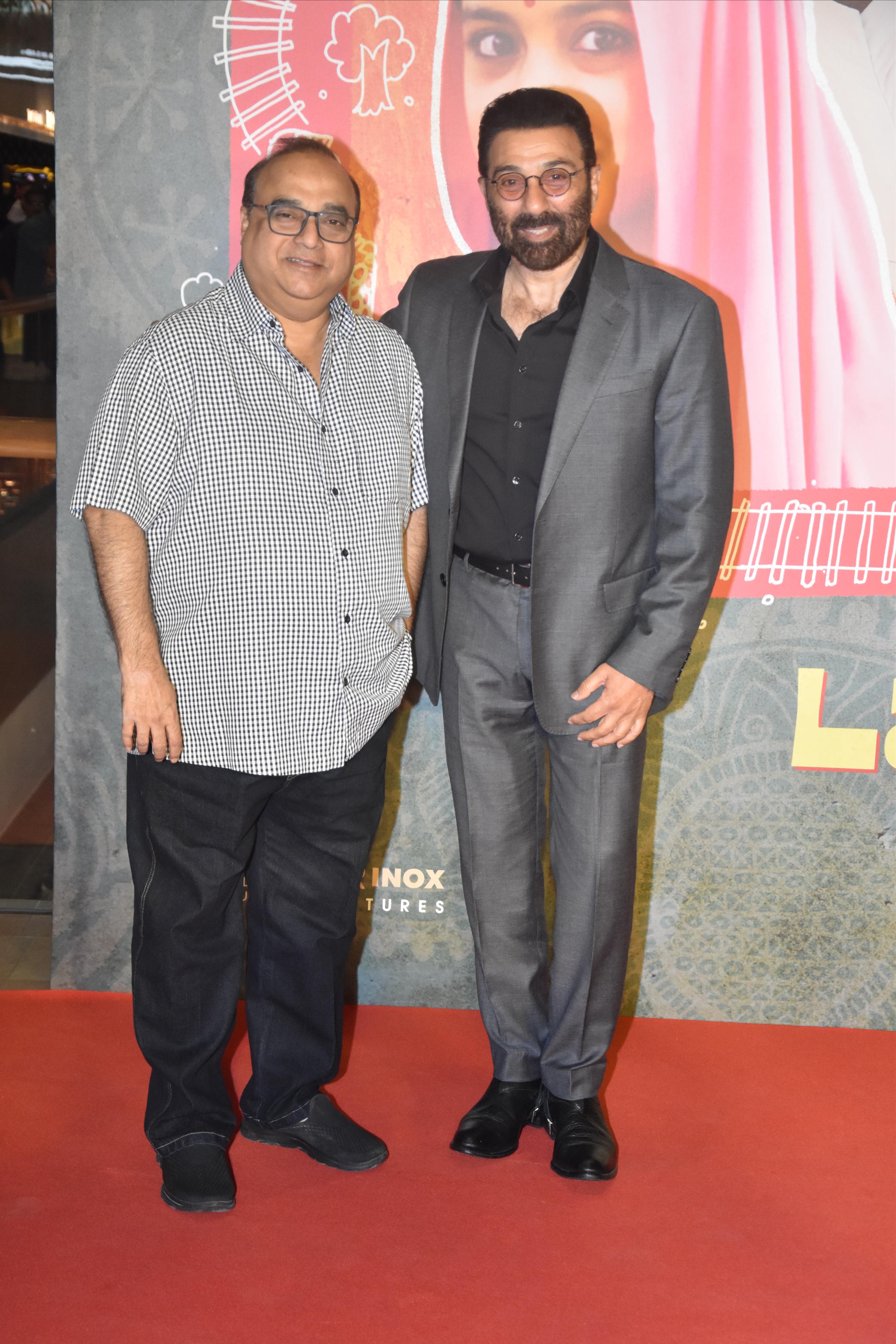 Sunny Deol and Rajkumar Santoshi posed together at the red-carpet of the event