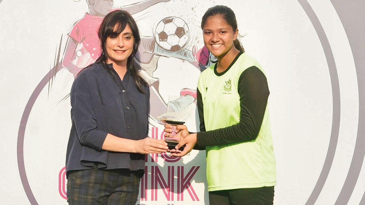 mid-day’s Editor-in-chief Tinaz Nooshian (left) presents the Best Goalkeeper award to Anoushka Patni of AVM (Juhu)