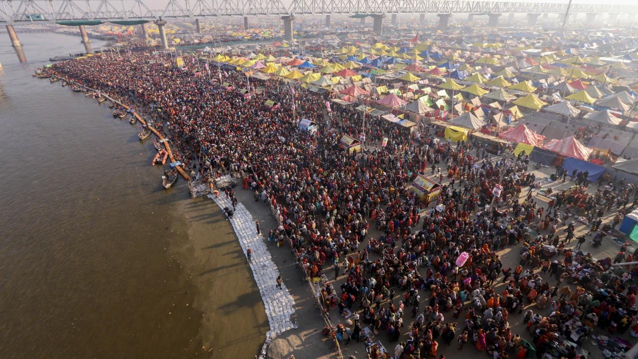 Devotees from distant corners arrived in Haridwar ahead of Mauni Amavasya, driven by the belief that observing silence, bathing in the sacred Ganga, and making donations on this day can alleviate troubles and fulfil wishes, leading to virtuous salvation