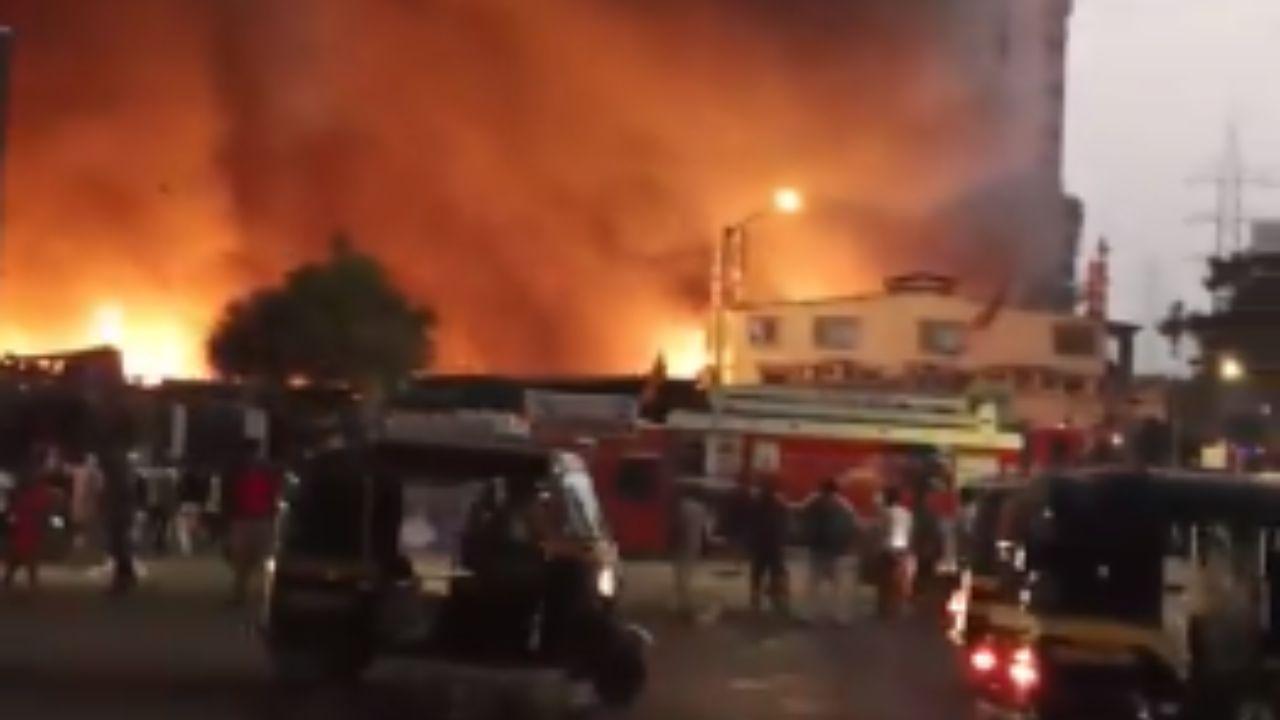 In the fire, that broke out in suburb neighbouring Mumbai, several huts and shops were destroyed. 