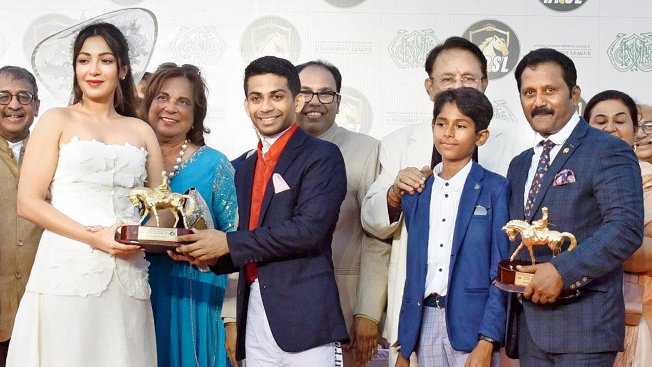 Winning jockey Yash Narredu (2nd from left) and trainer Malesh (right) 