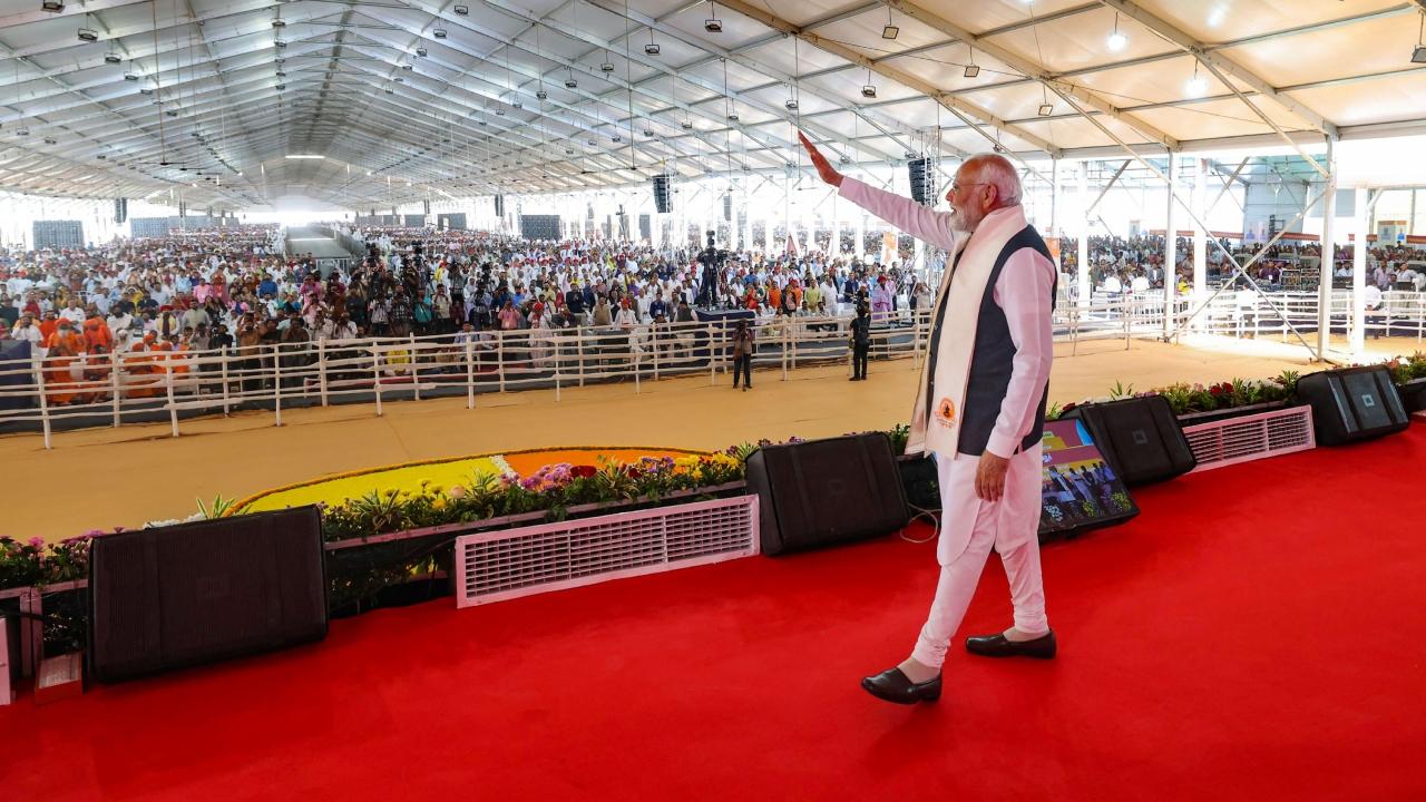 Thousands of spectators including children, youth, and elderly of Navsari participated in the roadshow to welcome and catch a glimpse of the Prime Minister