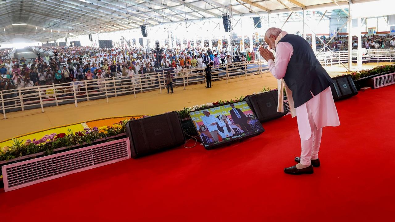 The Prime Minister received a warm welcome from the local people of Navsari. Scores of people gathered to welcome and cheer for the Prime Minister