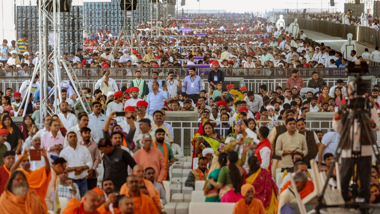 A large number of women BJP workers gave PM Modi a heartfelt and distinctive welcome at the massive roadshow as they led his tour vehicle with raised slogans and fluttering flags