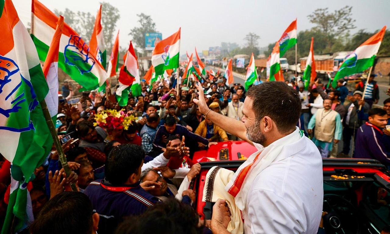 The Yatra commenced with only a few vehicles as Gandhi rode a red SUV from Nabagram in the same district
