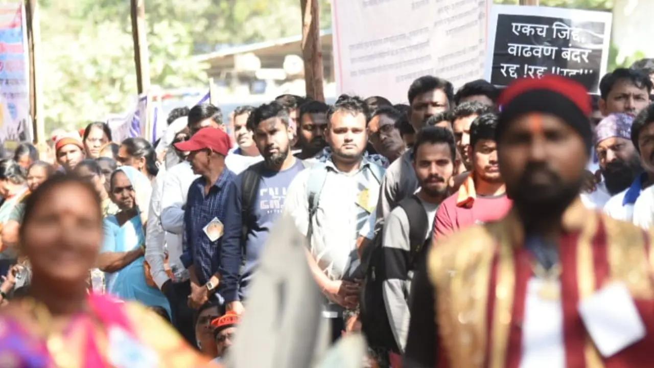 Locals hold 'rasta roko' against proposed Vadhavan port in Palghar