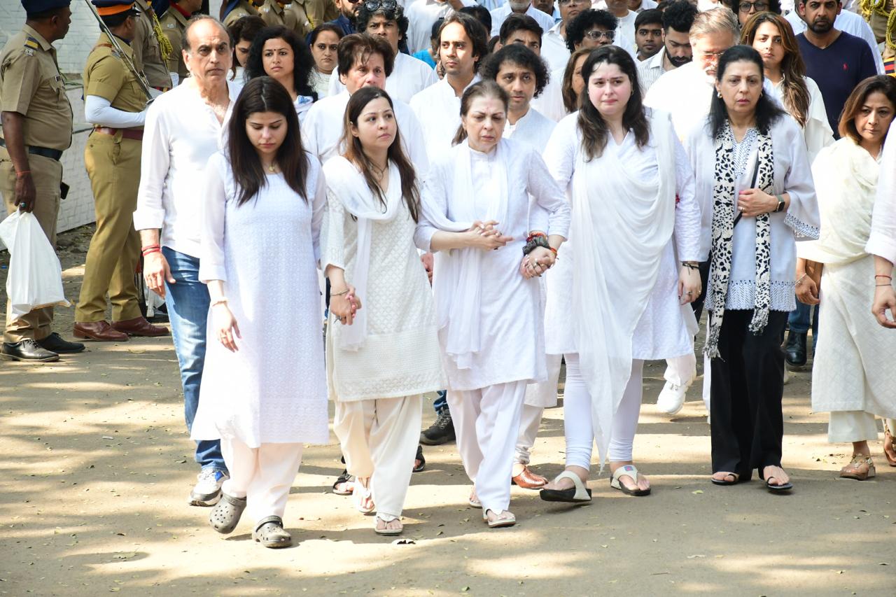 Pankaj Udhas' family too reached the funeral site. While confirming the news of the gazal maestro's demise, the family wrote, 