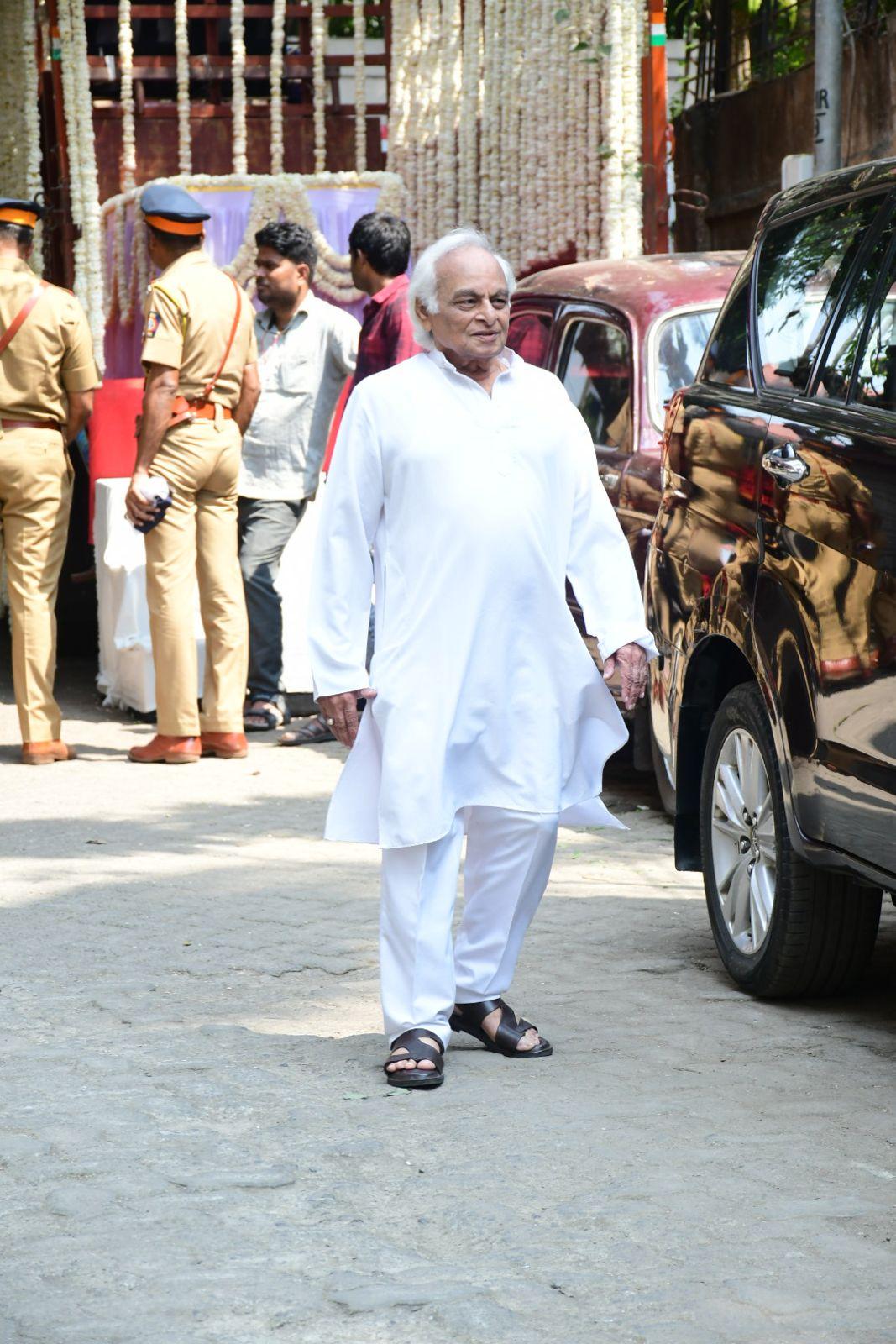 Legendary musician Anandji was also clicked as he reached to pay his last respect