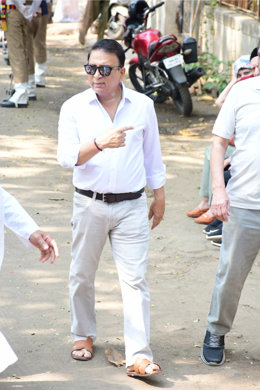 Former cricketer Sunil Gavaskar was also clicked as he went to attend the funeral