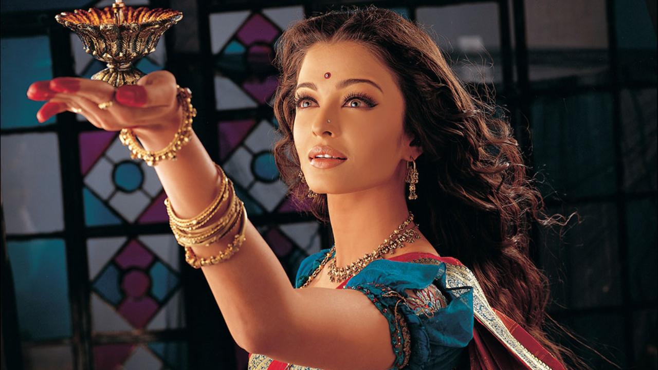 Paro from 'Devdas'
Paro, essayed by Aishwarya Rai Bachchan, in 'Devdas' emerges as a symbol of unwavering love and resilience in the face of adversity. Despite the societal constraints and heartbreak, Paro refuses to succumb to despair, embodying strength, dignity, and an unyielding spirit throughout her tumultuous journey