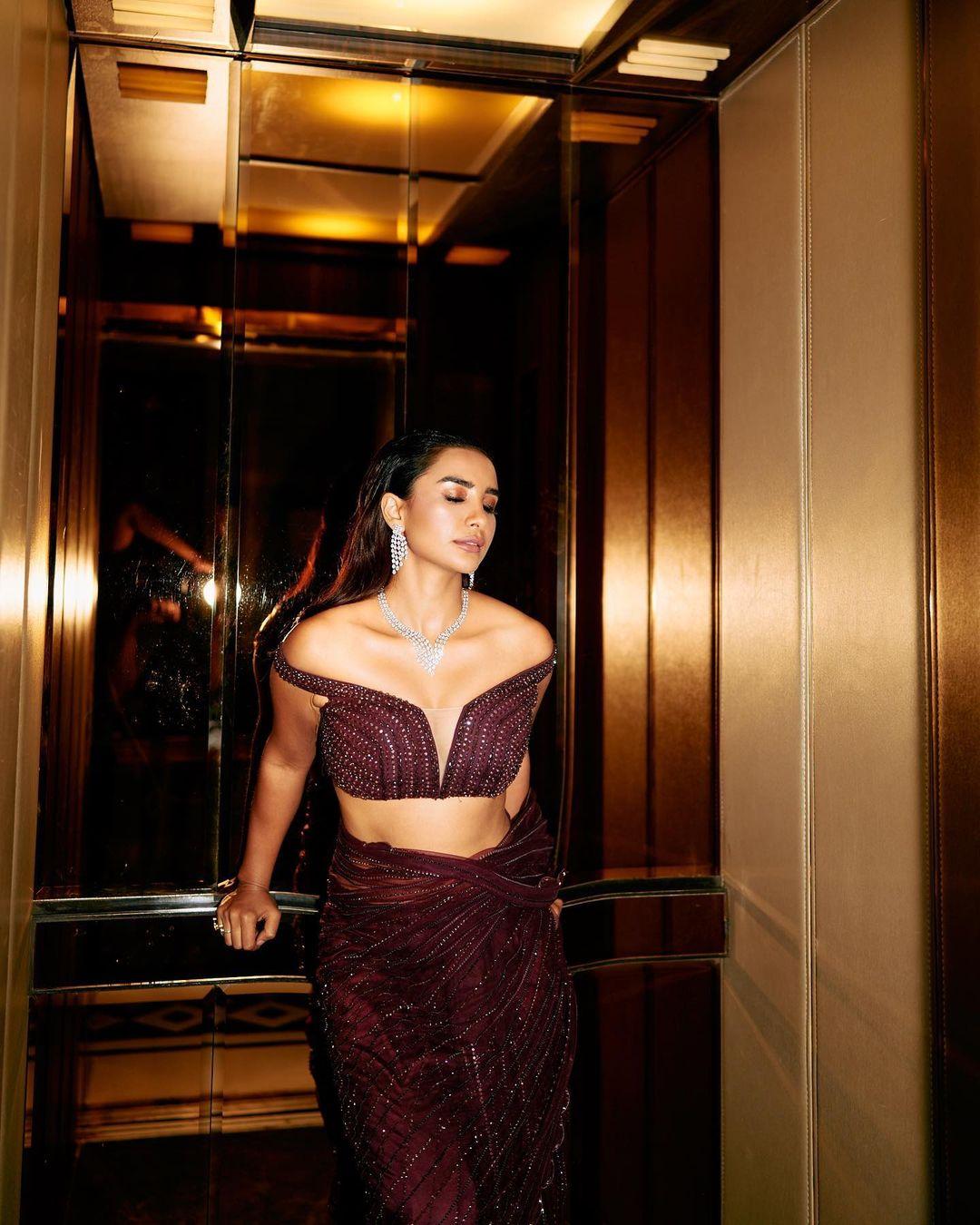 With her hair open and a diamond set, she exuded vibes. In this look, to complement her saree, she paired it with a stylish off-shoulder blouse. The nude makeup is just wow