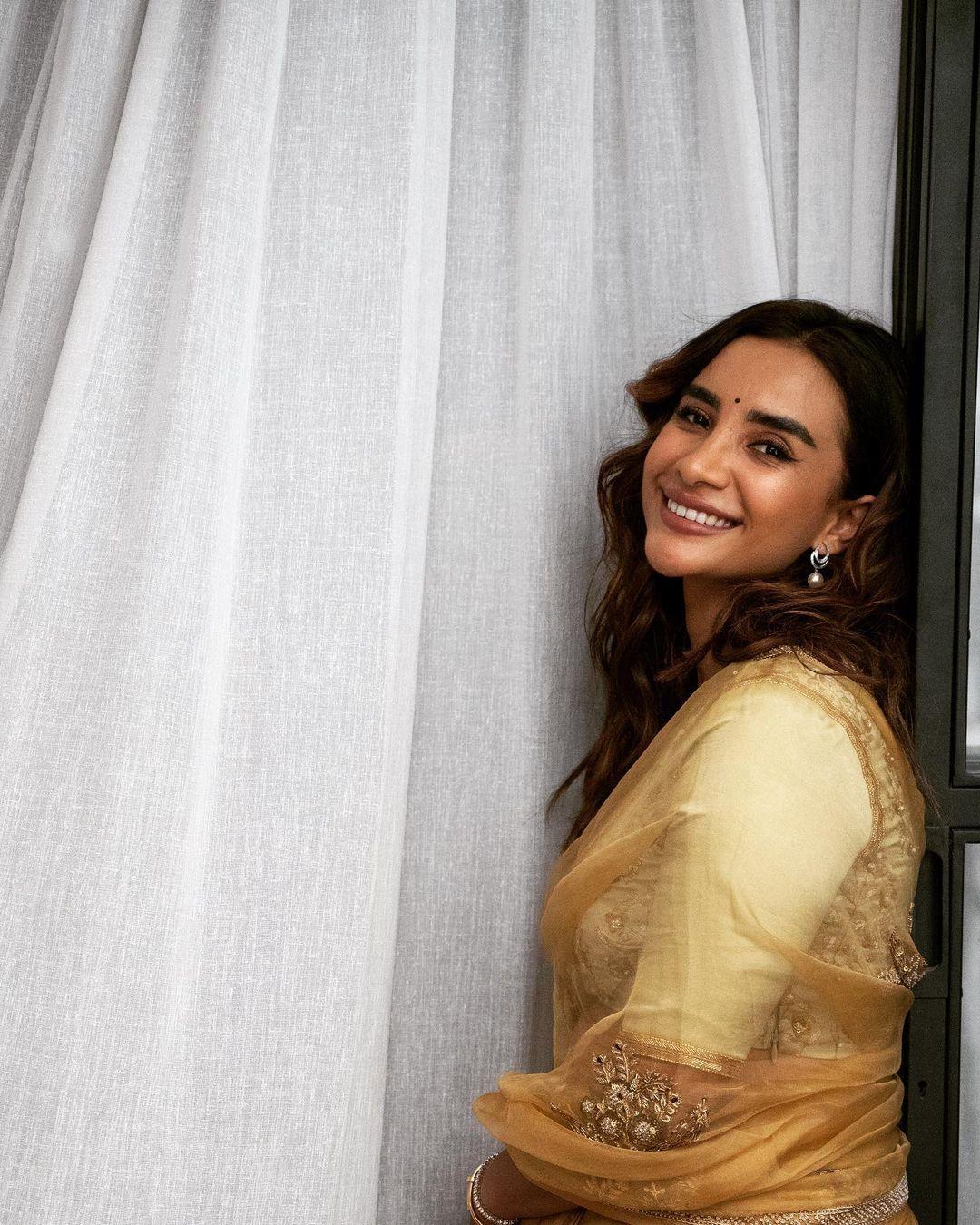 The actress left her hair open in curls while putting on nude makeup. By forgoing heavy jewellery, she opted for small earrings and a few bangles