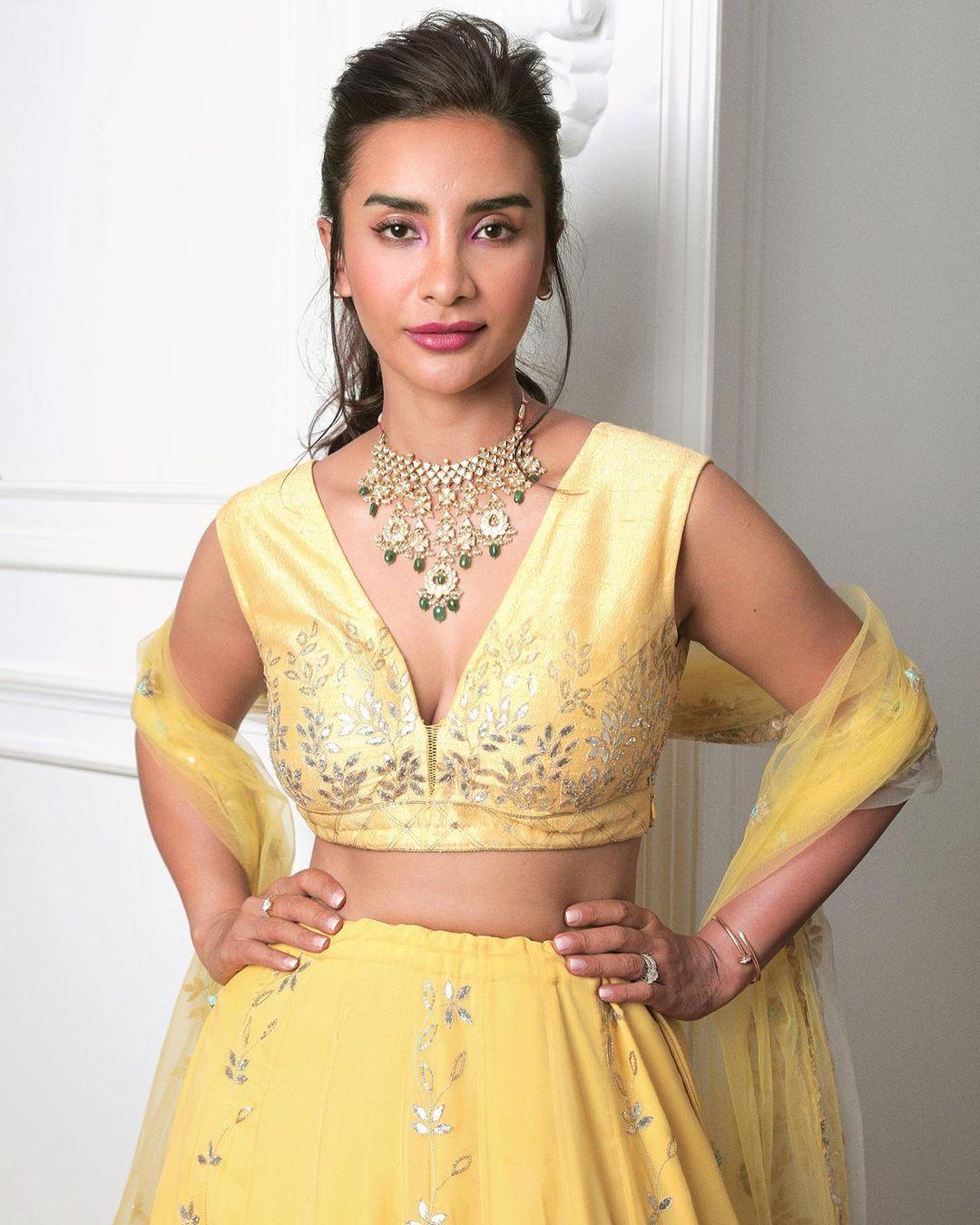 She tied her hair in a messy style, showing her playfulness. This is a must-have outfit for you if you have a lot of weddings coming up in your family