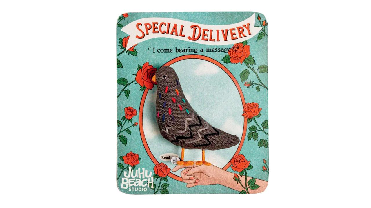 The messenger pigeon made out of upcycled textile waste