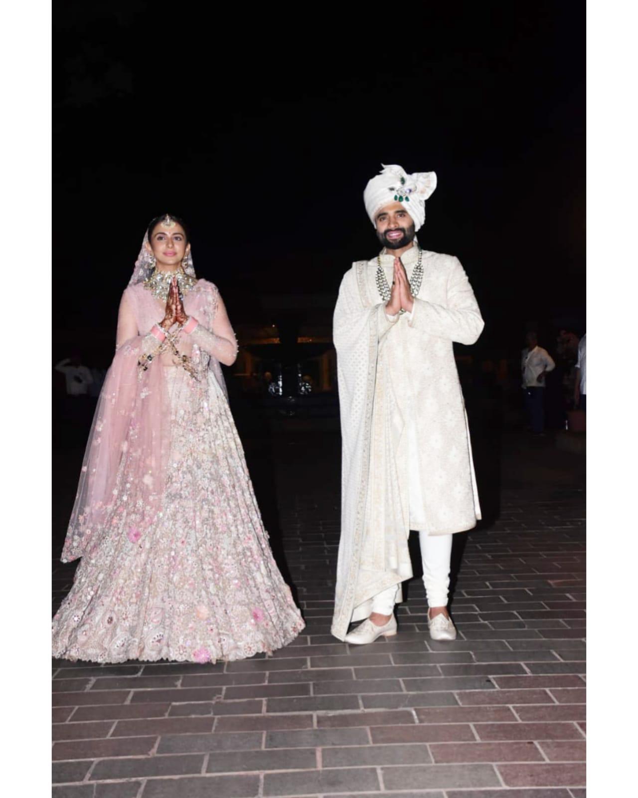 Rakul Preet Singh and Jackky Bhagnani greeted the paparazzi after the ceremony