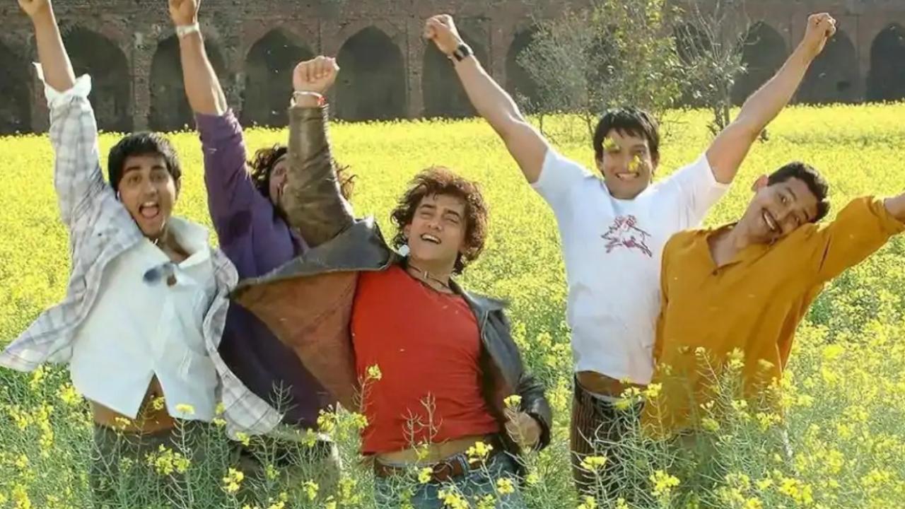 'Masti Ki Pathshaala'
Rang De Basanti's 'Masti Ki Pathshaala' takes us on a nostalgic journey, reminiscing about carefree college days and the bonds formed during that time. This song beautifully captures the spirit of youth and the joy of friendship