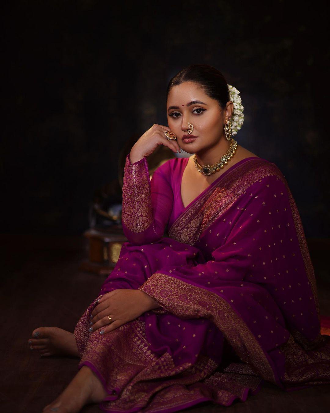 The chic bun adorned with a gajra gives her a perfect Marathi mulgi look. Intricate jewellery enhances her appearance, with a perfect 10 on 10 for the traditional nath