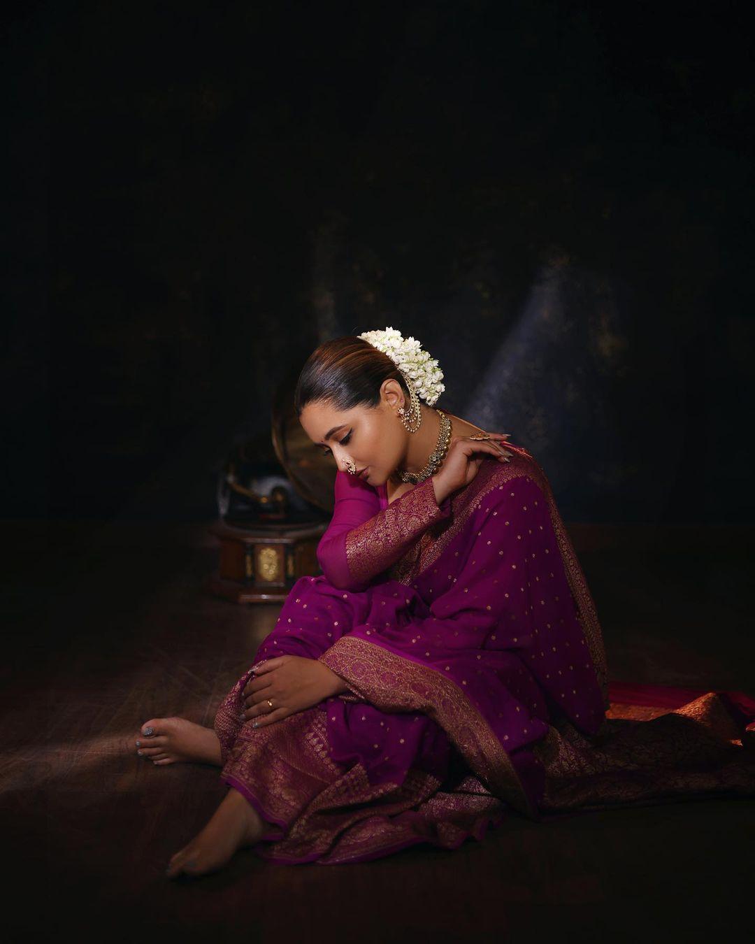  Rashami steals the spotlight in a purple saree paired with a matching full-sleeve blouse