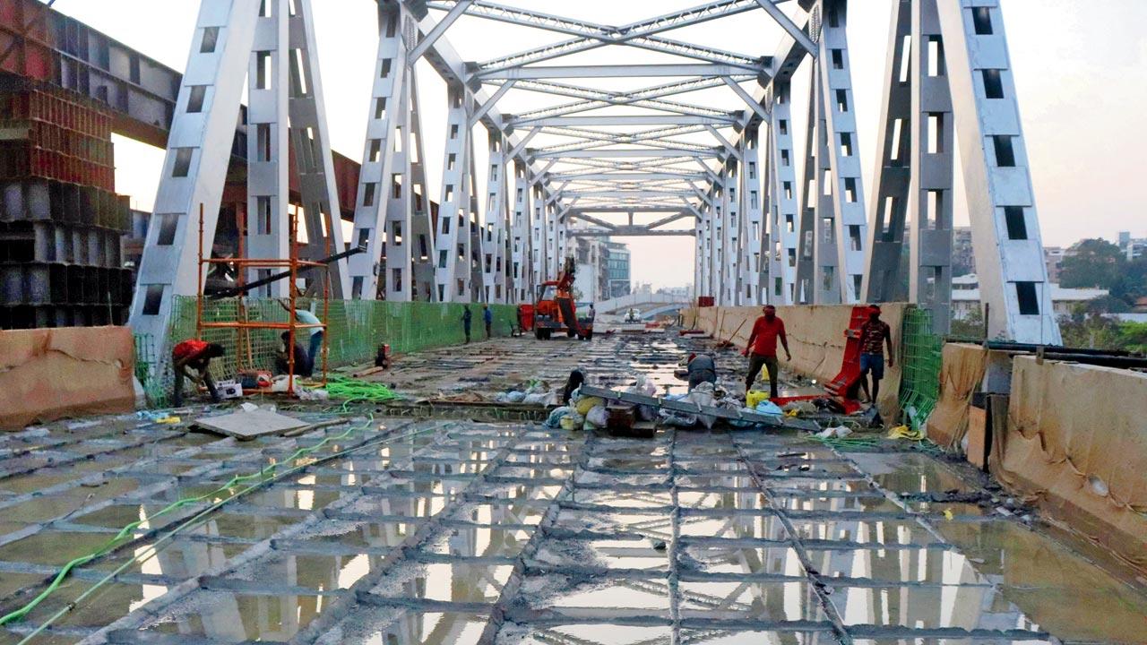 The ongoing curing work on Gokhale bridge. Pic/Anurag Ahire