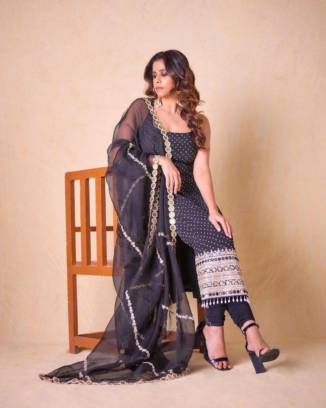 The strappy black kurta featured intricate embroidery, paired seamlessly with a sheer dupatta adorned with a golden border