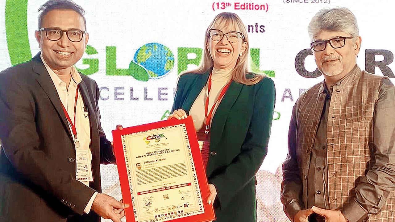 Bhagwan Kesbhat receives the award