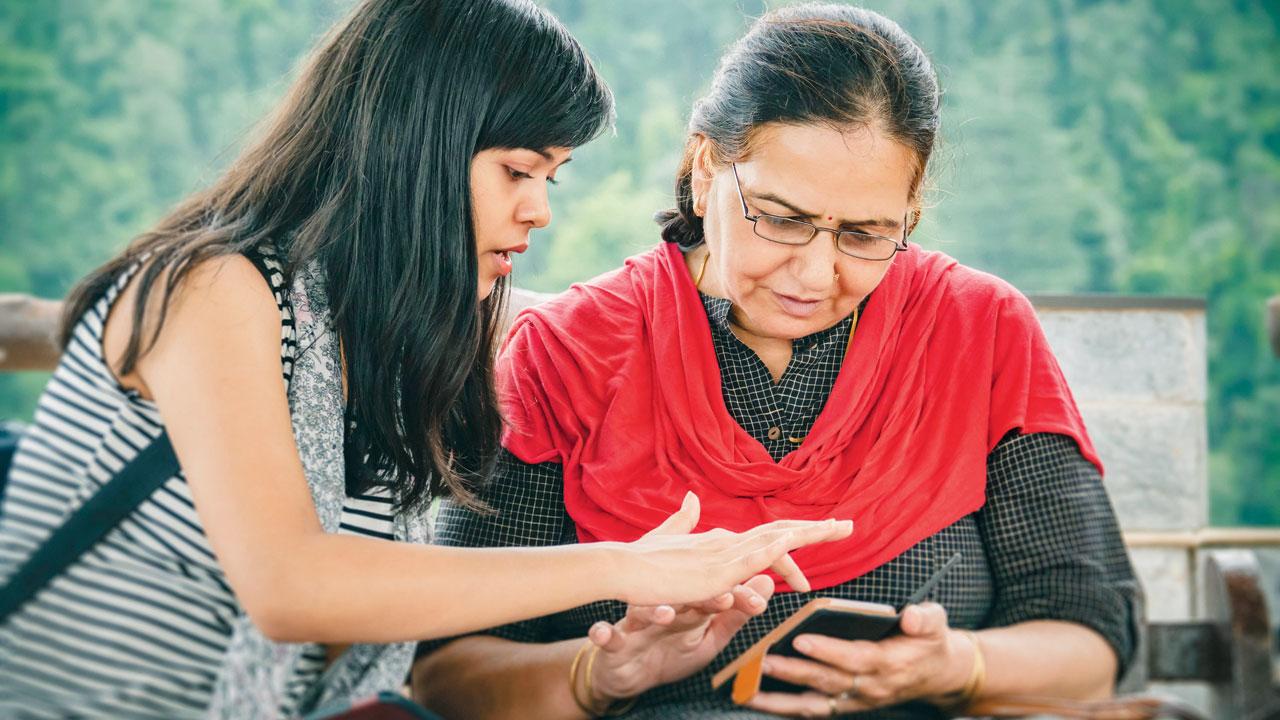 Senior citizens must consult someone familiar with the Internet before clicking on suspicious links